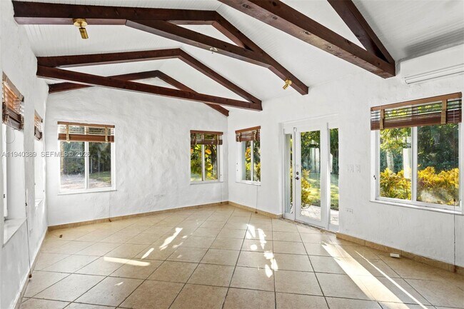 Foto del edificio - 7975 Sunset Dr