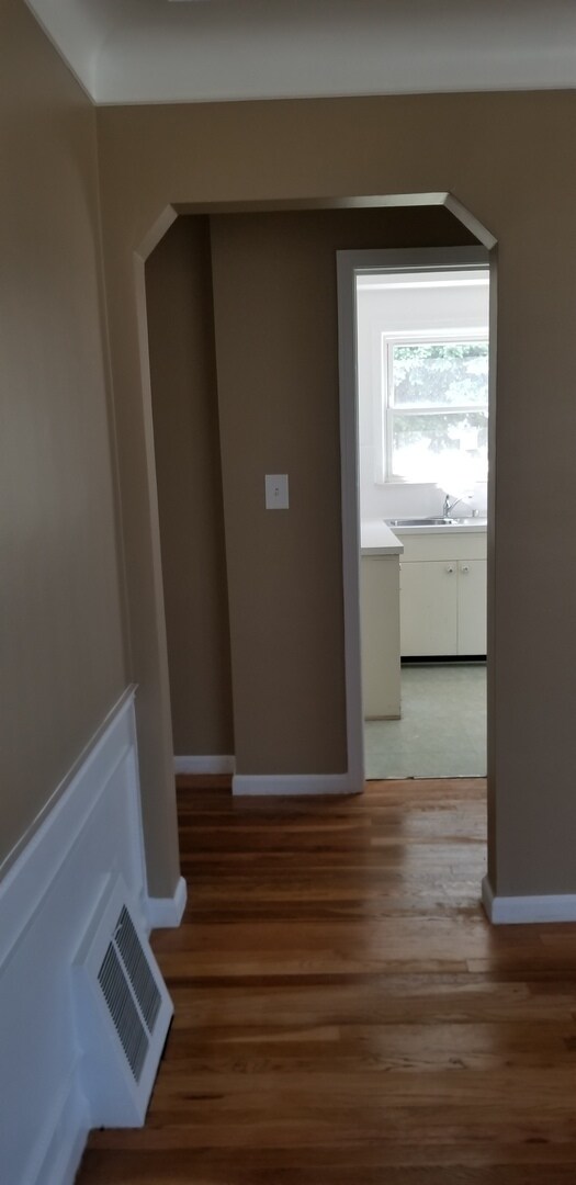 Foto del edificio - A Charming 3 Bedroom Bungalow, Hardwood Floors, Fenced in Backyard