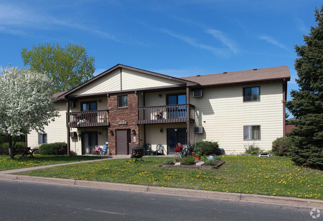 1607 Aspen Dr, Hudson, WI 54016 Apartments in Hudson, WI