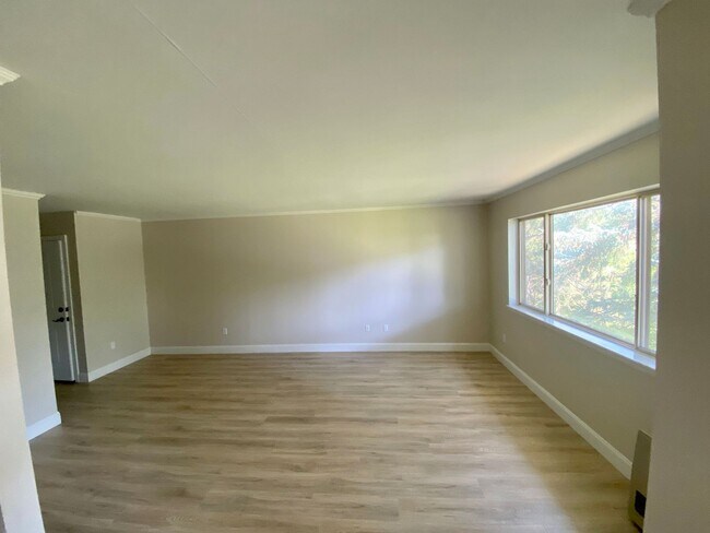 Building Photo - Bright & Remodeled 2BD/1BA 2nd Floor Quarr...