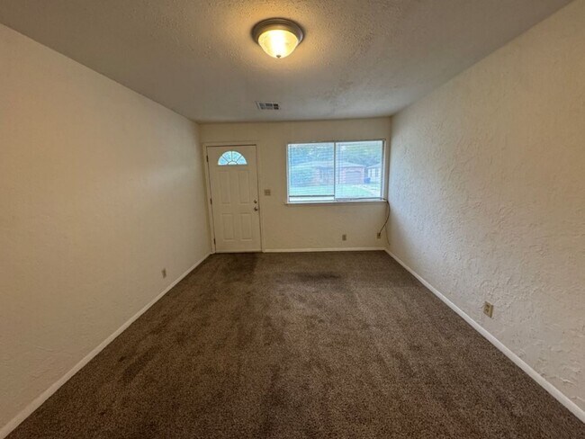 Foto del edificio - 4-bedroom garage conversion, cute and clea...