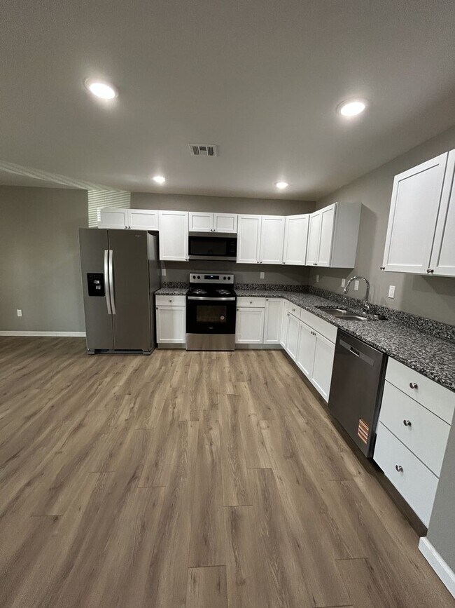 Building Photo - 714 Columbus St