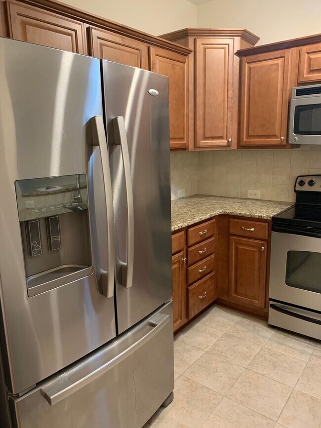 Building Photo - 2 bedroom, 2 bath one level townhome off J...