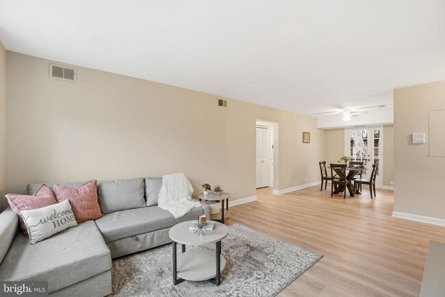 Building Photo - 3059 S Buchanan St