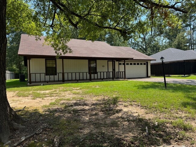 Building Photo - 210 Deerwood Ln
