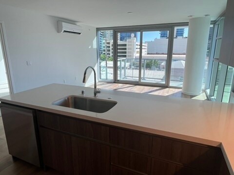 Unidad de esquina, sala de estar y cocina - 1500 Rycroft St