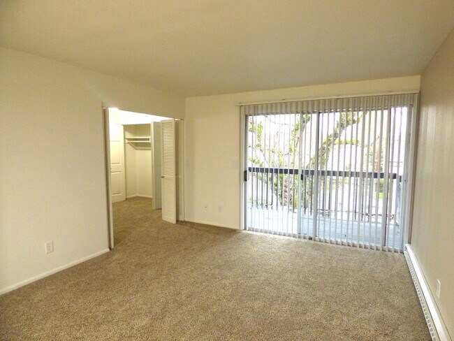Foto del edificio - Rent Special: 1/2 Off June's Rent!! - Upstairs 2 Bedroom Unit