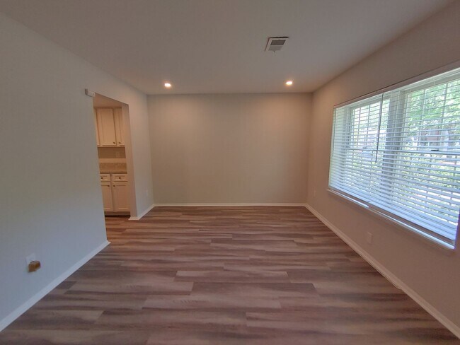 Foto del edificio - Charming 3 Bdrm/2 Bath Townhome - Availabl...