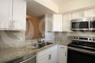 Building Photo - 2807 E Paradise Ln