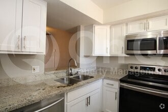 Building Photo - 2807 E Paradise Ln