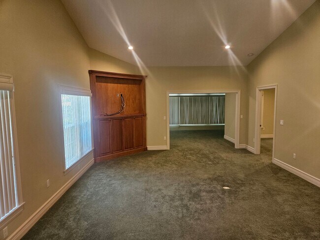 Building Photo - Stylish Palm Harbor Home in Bentley Park –...