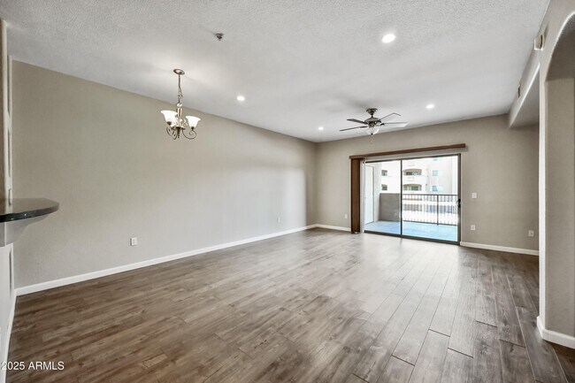 Foto del edificio - 920 E Devonshire Ave