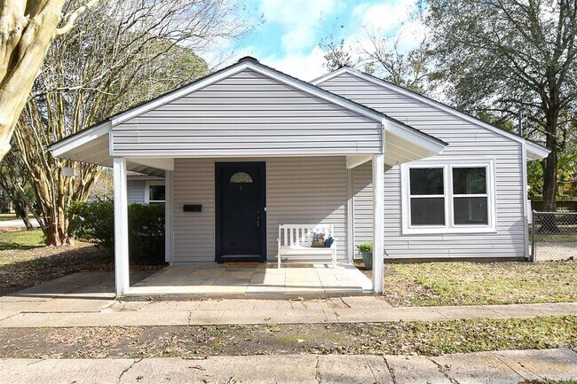 Entrada principal - 2601 S Houston Dr