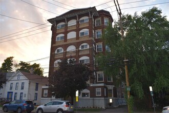 Building Photo - 99 Oak St
