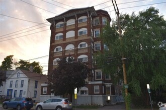 Building Photo - 99 Oak St
