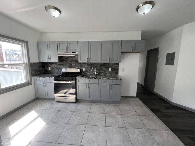 Building Photo - 2 br, 1 bath 4plex - 143 Valley Rd Apt 2R