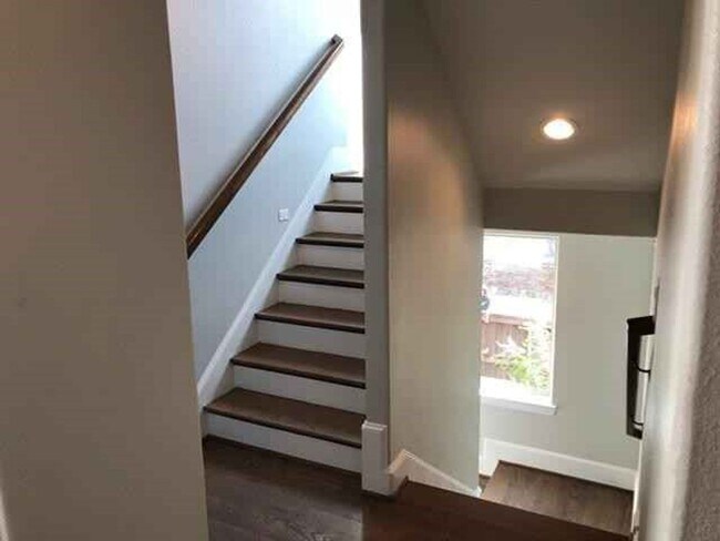 Building Photo - 3421 Normandy Ave