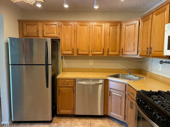 Building Photo - 35 Crabapple Ln
