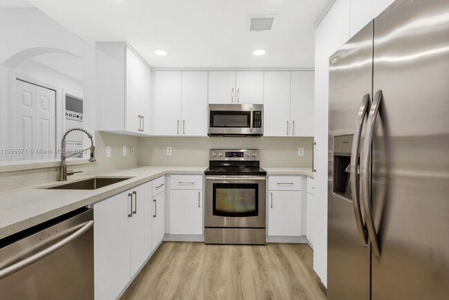 Foto del edificio - 6360 NW 114th Ave