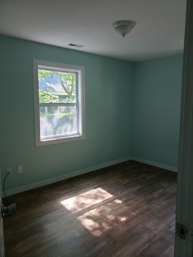 Building Photo - LT108-2 / KDH108B