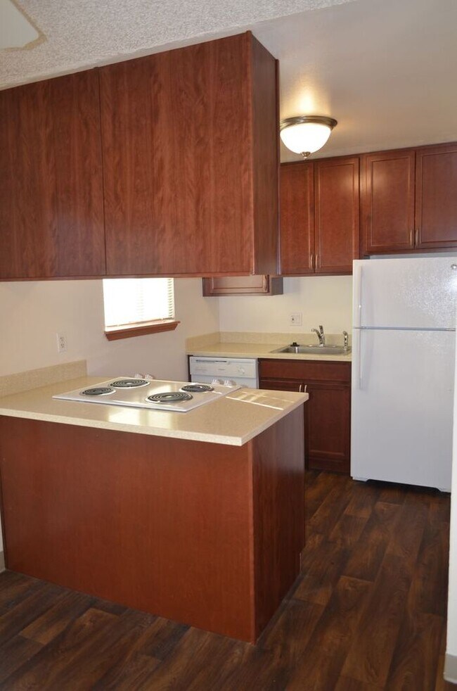 Building Photo - 3 bedroom, single level, with HUGE private yard!
