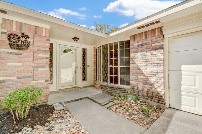 Building Photo - 7438 Tall Pines Dr