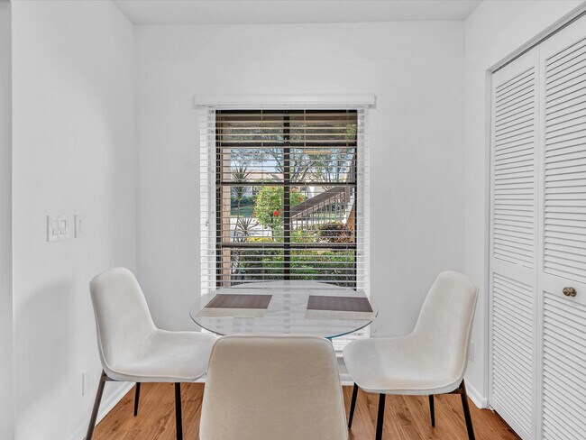 Building Photo - 5087 Oakhill Ln