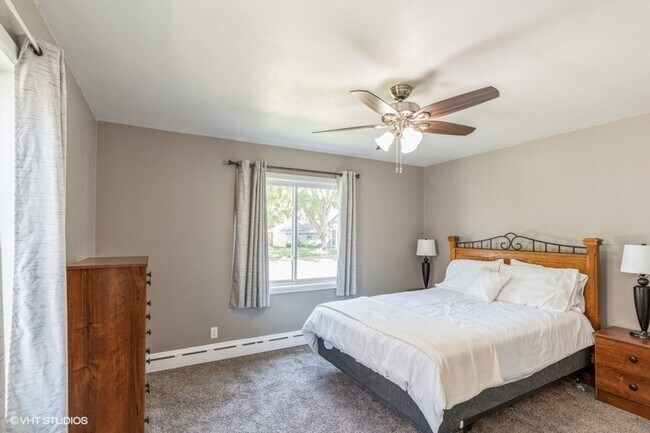 Building Photo - Rent: $1700 2 beds, 2 baths
