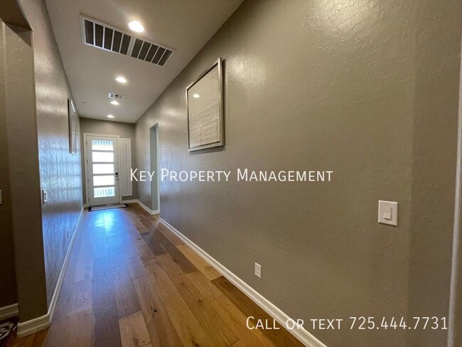 Building Photo - BEAUTIFUL NEWER 3 BEDROOM SINGLE STORY HOM...