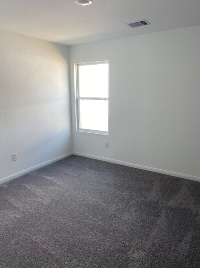 Building Photo - Stunning 3 bedroom, 2 bath home with a del...