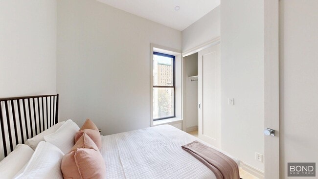 Building Photo - 250 W 91st St