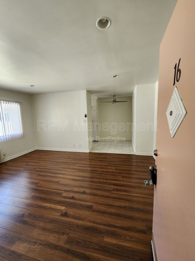 Foto principal - 18546 Clark St