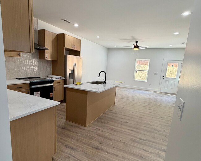 Foto del edificio - 3425 Garden Dr