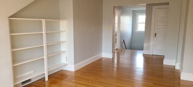Foto del edificio - 1 Bedroom 3rd Floor Attic Apartment in Old...