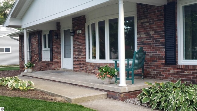 Building Photo - 213 Fairlane Dr