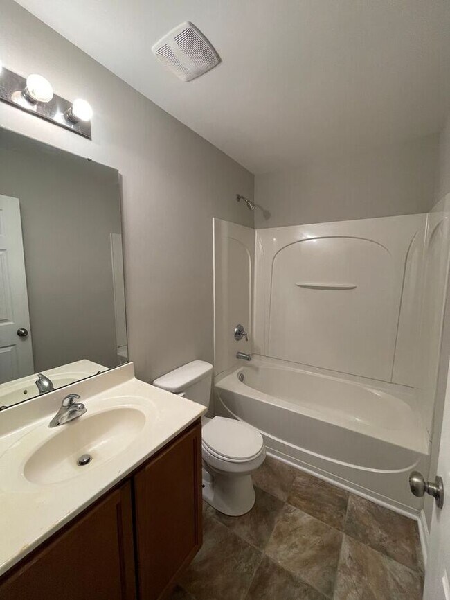 Foto del edificio - Spacious 4 bedroom, 2 full bath, 2 story t...