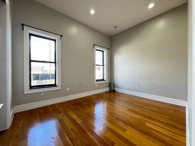 Building Photo - 323 Lincoln Pl