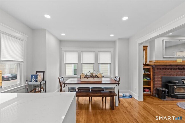 Foto del edificio - 653 Forest Rd