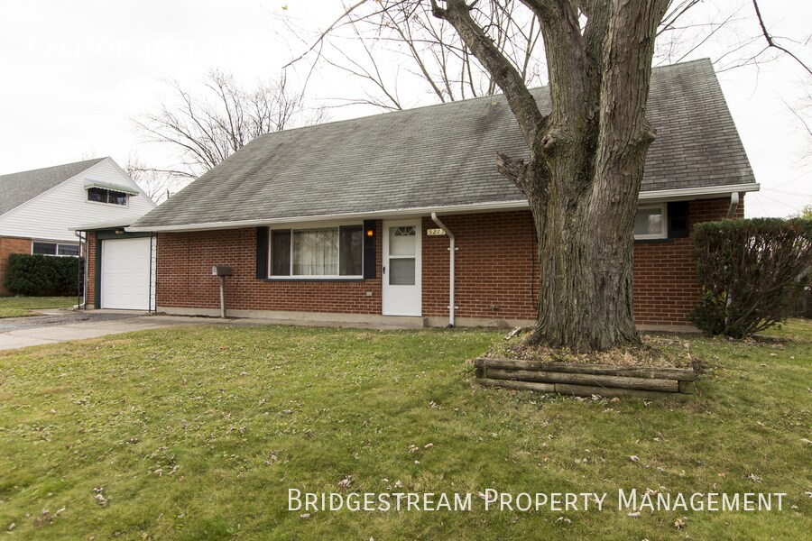 Primary Photo - 4 bed, 2 full bath home with 1 car attache...