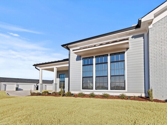 Foto del edificio - 3 Car Garage! Modern end-unit townhome located in the desirable Clift Farm!
