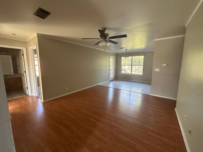 Foto del edificio - Welcome to this charming 3-bedroom, 2-bath...