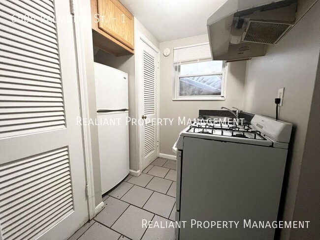 Building Photo - Charming 1-Bedroom Apartment with Spacious...