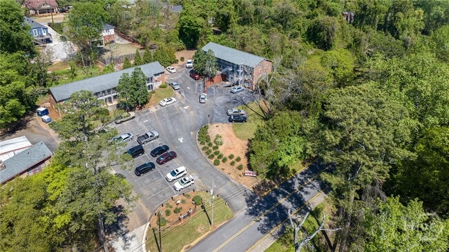 Building Photo - 247 E Cloverhurst Ave