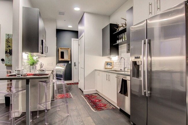 Building Photo - 2550 Lawrence St