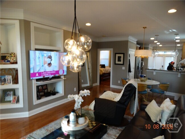 Building Photo - 323 Lakeview Dr