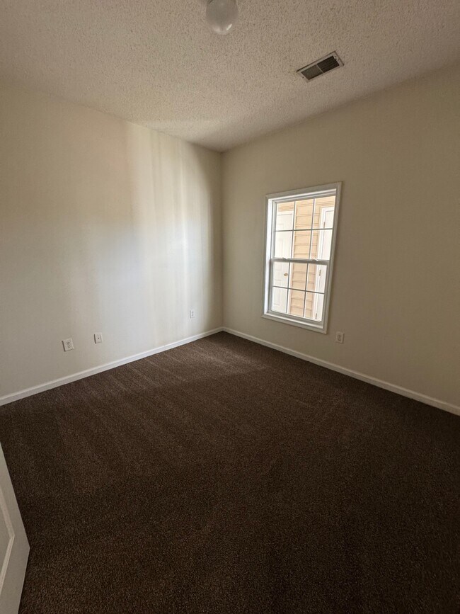 Foto del edificio - 5846 Longwood Dr