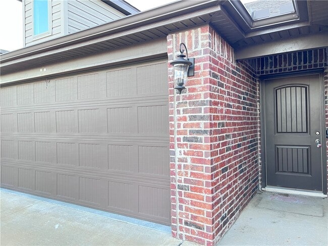 Building Photo - 431 Red Robin St