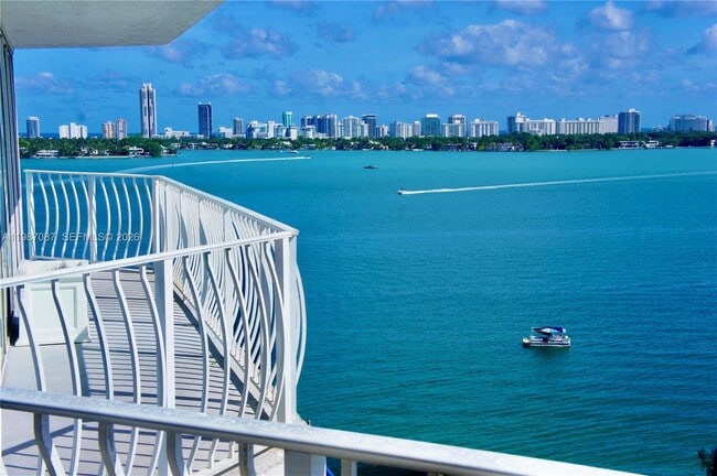 Foto del edificio - 7601 E Treasure Dr