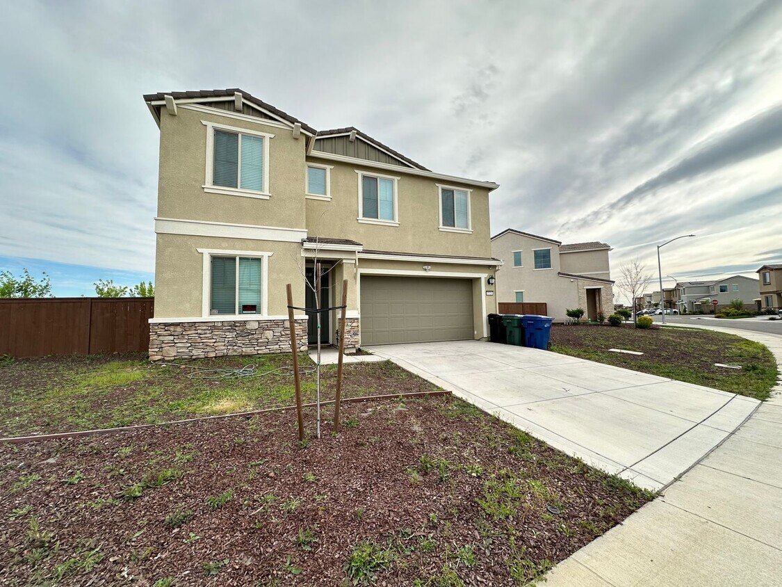 Primary Photo - Newer Build Near Wildhawk Golf Course