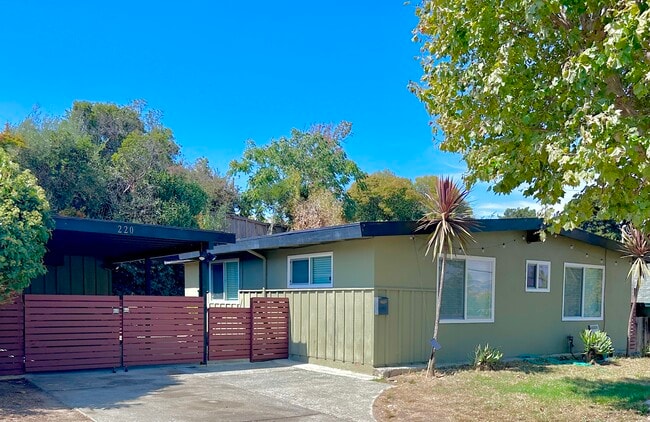 Welcome to 220 Los Altos Place! - 220 Los Altos Pl